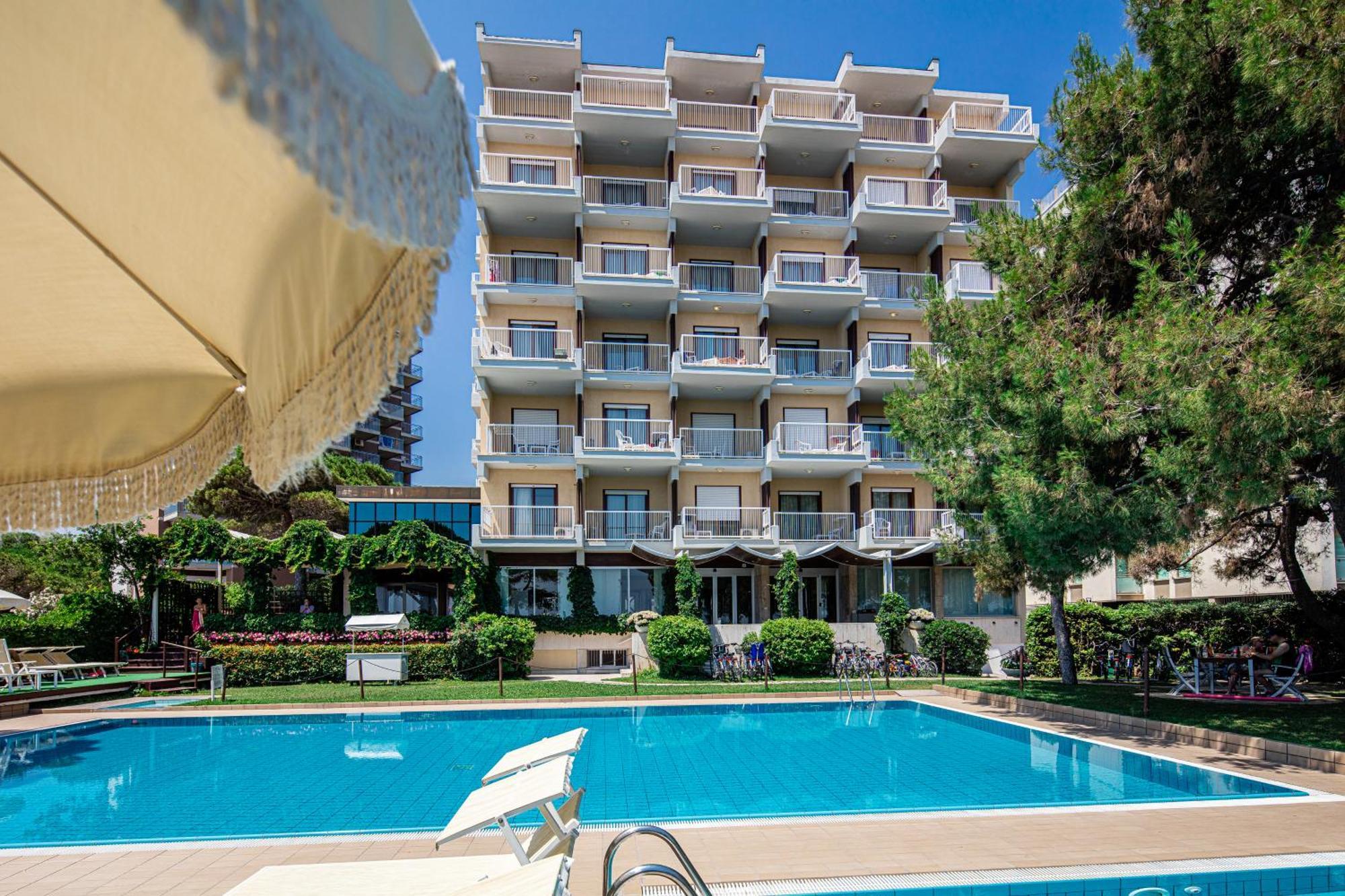 Hotel Atlantic Lignano Sabbiadoro Extérieur photo